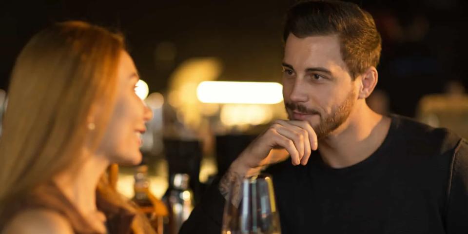 Um macho está seduzindo uma mulher